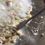 【旅情】東京下町で味わう：絶品もんじゃ焼きの魅力と多彩なバリエーション