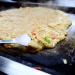 【美味】もんじゃ焼きの奥深さ：ヘラの使い方と美味しさの秘訣
