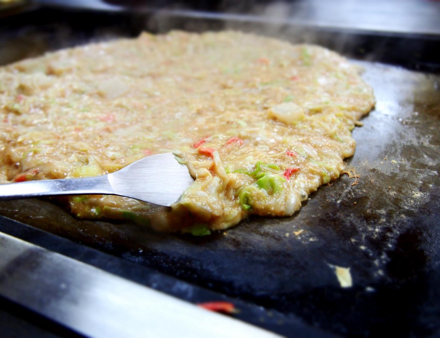 【美味】もんじゃ焼きの奥深さ：ヘラの使い方と美味しさの秘訣